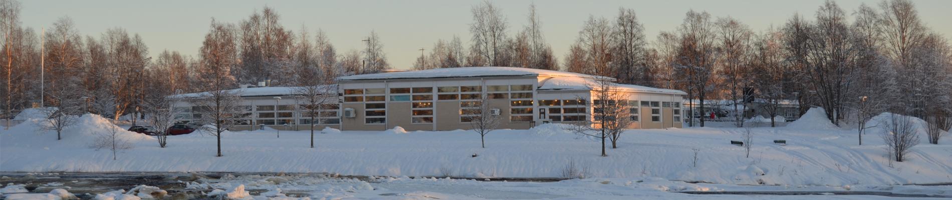 Kirjasto talvella Pyhäjoen toiselta puolen nähtynä